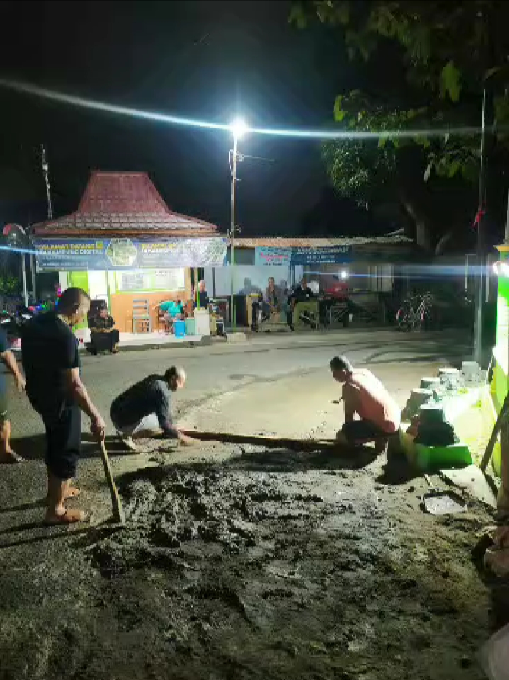 Kerja Bakti RW 08: Dari Perbaikan Jalan hingga Ronda Penuh Kebersamaan